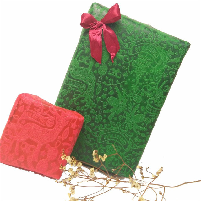 阳光圣诞节设计压纹无纺布制造的礼物和鲜花包装纸卷