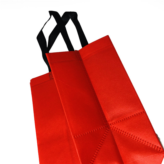 用于购物袋制造商的PP非织造织物袋50--80 GSM红色无纺布